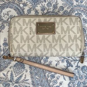 MICHAEL MICHAEL KORS Continental Wristlet